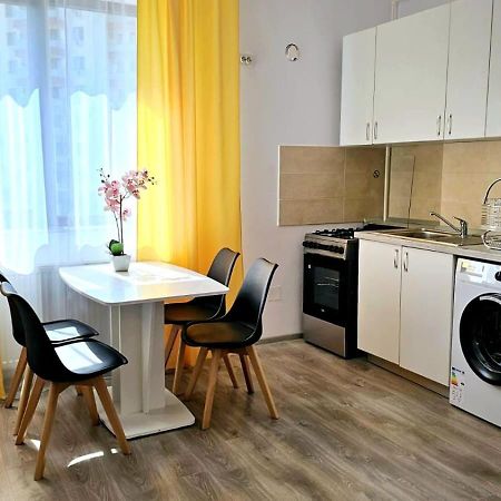 Evelyn Modern Apartment Near Palas Iasi Ngoại thất bức ảnh