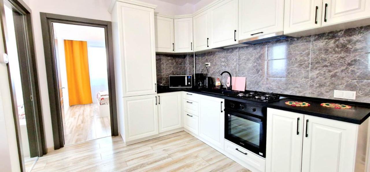 Evelyn Modern Apartment Near Palas Iasi Ngoại thất bức ảnh