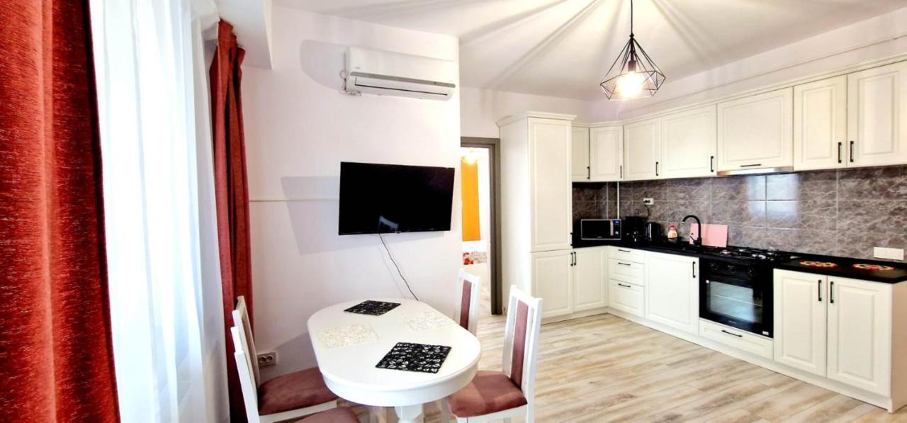 Evelyn Modern Apartment Near Palas Iasi Ngoại thất bức ảnh